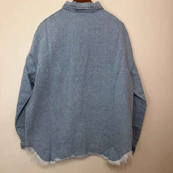 NWOT Pearl Rhinestone Denim Shirt Jacket XL Light Wash Raw Hem Western Shacket - Picture 2 of 10